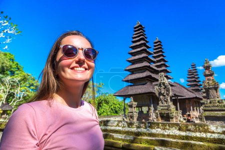 Téléchargez les photos : Femme voyageuse au temple Taman Ayun à Bali, Indonésie par une journée ensoleillée - en image libre de droit