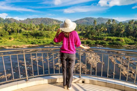 Téléchargez les photos : Femme sur le balcon au centre du Sri Lanka - en image libre de droit