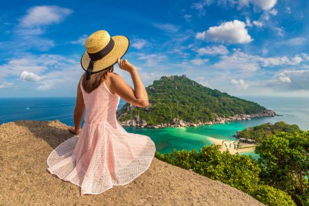 Téléchargez les photos : Voyageuse portant une robe rose et un chapeau de paille à l'île de Nang Yuan, Koh Tao, Thaïlande dans une journée d'été - en image libre de droit