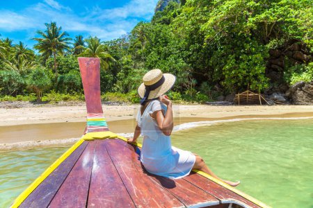 Mujer viajera feliz relajándose en barco cerca de la isla tropical en Tailandia