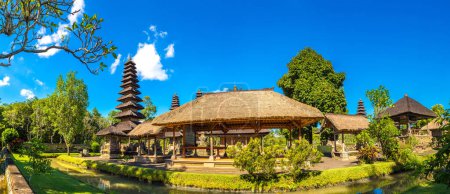 Téléchargez les photos : Panorama du temple Taman Ayun à Bali, Indonésie par une journée ensoleillée - en image libre de droit