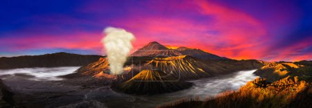 Téléchargez les photos : Panorama du lever du soleil au volcan Bromo, île de Java, Indonésie. Vue aérienne panoramique - en image libre de droit