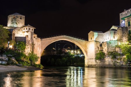 Téléchargez les photos : Le vieux pont de Mostar dans une belle nuit d'été, Bosnie-Herzégovine - en image libre de droit