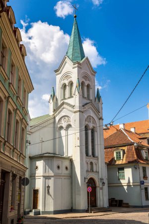 Téléchargez les photos : La vieille ville de Riga par une belle journée d'été, Lettonie - en image libre de droit