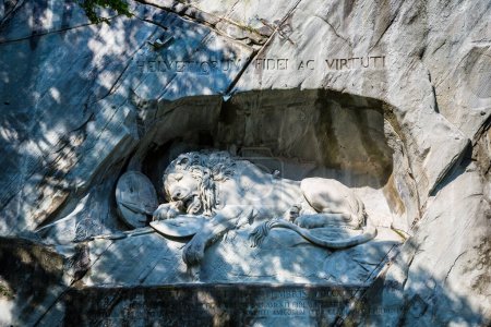 Téléchargez les photos : Monument au lion mourant à Lucerne par une belle journée d'été, Suisse - en image libre de droit