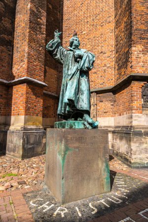 Foto de Estatua de Martín Lutero junto a la iglesia Marktkirche en Hannover en un hermoso día de verano, Alemania - Imagen libre de derechos