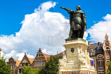 Foto de Estatua de Jacob van Artevelde en Gent en un hermoso día de verano, Bélgica - Imagen libre de derechos