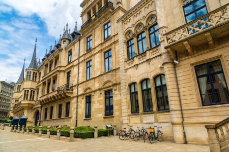 Téléchargez les photos : Palais Grand Ducal à Luxembourg une belle journée d'été, Luxembourg - en image libre de droit