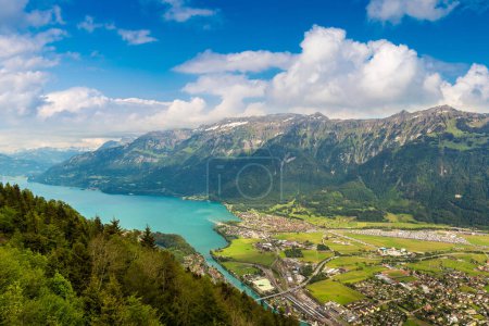 Téléchargez les photos : Vue panoramique d'Interlaken par une belle journée d'été, Suisse - en image libre de droit