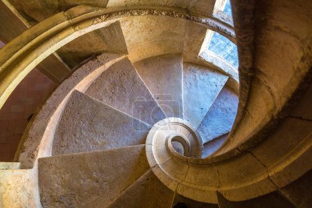 Foto de Escalera de caracol en castillo templario medieval en Tomar en un hermoso día de verano, Portugal - Imagen libre de derechos