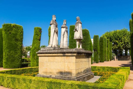 Foto de Estatua de los reyes cristianos Fernando e Isabel y Cristóbal Colón en Alcázar de los Reyes Cristianos en Córdoba, España - Imagen libre de derechos