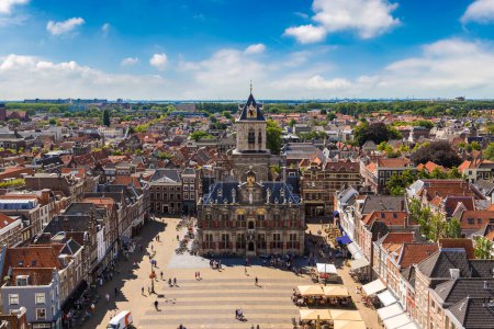 Téléchargez les photos : Vue aérienne panoramique de Delft par une belle journée d'été, Pays-Bas - en image libre de droit