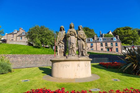 Téléchargez les photos : Paysage urbain d'Inverness, Écosse par une belle journée d'été, Royaume-Uni - en image libre de droit
