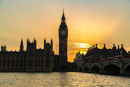 Foto de El Big Ben, las Casas del Parlamento y el puente Westminster en Londres en una hermosa noche de verano, Inglaterra, Reino Unido - Imagen libre de derechos