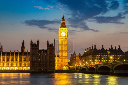 Téléchargez les photos : Le Big Ben, les Chambres du Parlement et le pont de Westminster à Londres par une belle nuit d'été, Angleterre, Royaume-Uni - en image libre de droit
