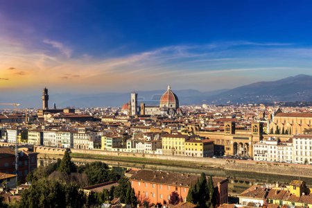Foto de Vista panorámica de la catedral de Santa Maria del Fiore en Florencia, Italia en un día de verano - Imagen libre de derechos