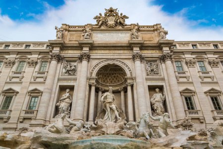 Téléchargez les photos : Fontaine di Trevi à Rome, Italie dans une journée d'été - en image libre de droit