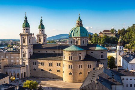 Téléchargez les photos : Vue aérienne panoramique de la cathédrale de Salzbourg, Autriche par une belle journée - en image libre de droit