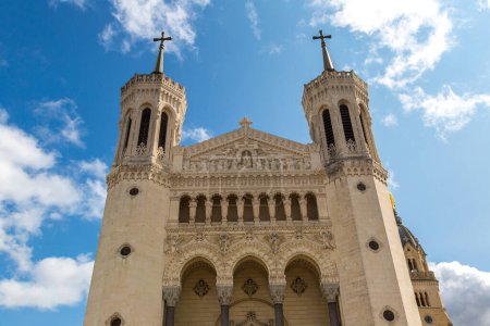 Foto de Basílica de Notre Dame de Fourviere en Lyon, Francia en un hermoso día de verano - Imagen libre de derechos