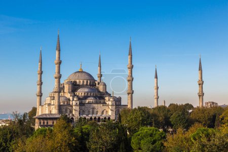 Foto de Mezquita Sultan Ahmed (Mezquita azul) en Estambul, Turquía en un hermoso día de verano - Imagen libre de derechos