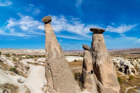 Téléchargez les photos : Three Graces (Three Beautifuls) collines rocheuses dans la vallée du Devrent en Cappadoce, Nevsehir, Turquie par une belle journée d'été - en image libre de droit