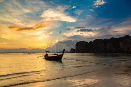 Foto de Puesta de sol en el barco de cola larga tradicional tailandés de madera en Railay Beach en Krabi, Ao Nang, Tailandia - Imagen libre de derechos