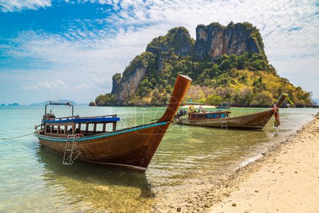 Téléchargez les photos : Bateau à queue longue à la plage tropicale à Koh Phak Bia île dans la province de Krabi, Thaïlande - en image libre de droit