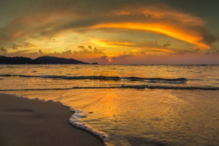 Téléchargez les photos : Coucher de soleil sur la plage de Patong à Phuket, Thaïlande - en image libre de droit