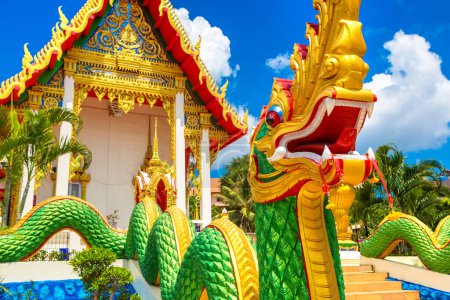 Foto de Templo de Karon en Phuket en Tailandia en un día de verano - Imagen libre de derechos