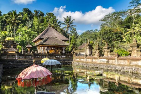 Téléchargez les photos : Piscine d'eau bénite à Pura Tirta Empul Temple à Bali, Indonésie - en image libre de droit