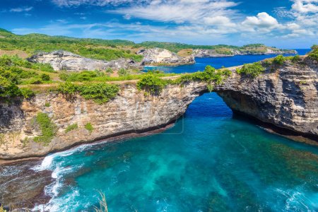 Téléchargez les photos : Arc naturel à Brocken Beach sur l'île de Nusa Penida, Bali, Indonésie - en image libre de droit
