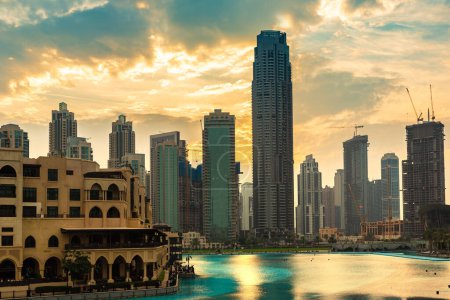 Téléchargez les photos : Paysage urbain panoramique de Dubaï au coucher du soleil, Émirats arabes unis - en image libre de droit