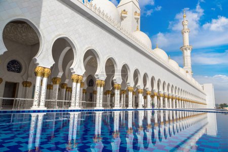 Téléchargez les photos : Grande mosquée Cheikh Zayed à Abu Dhabi en une journée d'été, Émirats arabes unis - en image libre de droit