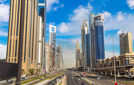 Foto de Sheikh Zayed Road en Dubai en un día de verano, Emiratos Árabes Unidos - Imagen libre de derechos