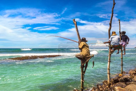 Foto de Pescador local pescando de manera tradicional en la playa de Sri Lanka - Imagen libre de derechos