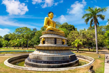 Foto de Buda sentado gigante en el parque Viharamahadevi en Colombo, Sri Lanka - Imagen libre de derechos