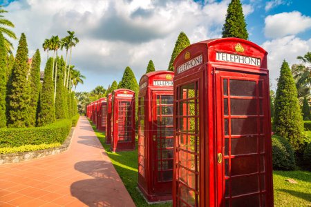 Foto de Cabinas telefónicas inglesas decorativas en Nong Nooch Tropical Botanical Garden, Pattaya, Tailandia en un día soleado - Imagen libre de derechos