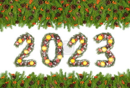 Foto de Marco del árbol de Navidad y número 2023 hecho por ramas de árbol de Navidad aisladas sobre fondo blanco - Imagen libre de derechos