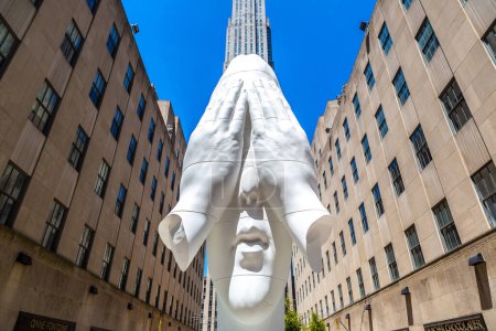 Téléchargez les photos : NEW YORK CITY, États-Unis - 15 MARS 2020 : Derrière les murs, Frieze Sculpture au Rockefeller Center de Manhattan, New York, États-Unis - en image libre de droit
