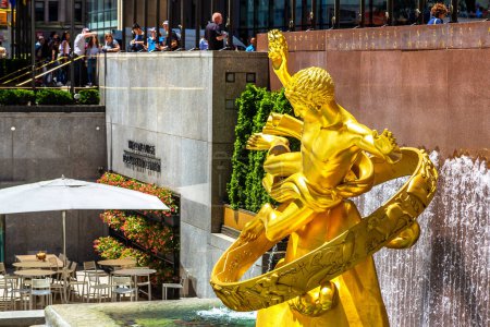 Téléchargez les photos : NEW YORK CITY, États-Unis - 15 MARS 2020 : Statue Prometheus au Rockefeller Center de Manhattan, New York, États-Unis - en image libre de droit