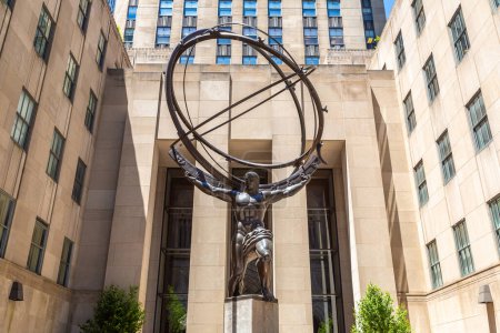 Foto de NUEVA YORK CITY, Estados Unidos - 15 de marzo de 2020: Estatua del Atlas en el Rockefeller Center en Manhattan, Nueva York, Estados Unidos - Imagen libre de derechos