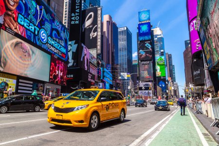 Foto de NUEVA YORK CITY, Estados Unidos - 15 de marzo de 2020: El taxi amarillo en Times Square es un símbolo de Nueva York, Estados Unidos - Imagen libre de derechos