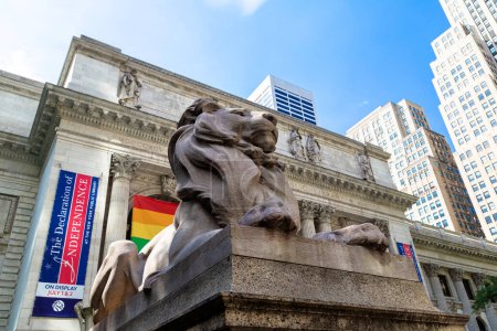 Foto de NUEVA YORK CITY, EE.UU. - 15 DE MARZO DE 2020: Fachada de la Biblioteca Pública de Nueva York y bandera del arco iris lgbt, Ciudad de Nueva York, EE.UU. - Imagen libre de derechos