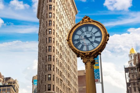 Téléchargez les photos : NEW YORK CITY, États-Unis - 15 mars 2020 : 5e Avenue Clock and Flatiron Building à New York, États-Unis - en image libre de droit