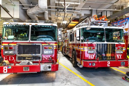 Foto de NUEVA YORK CITY, Estados Unidos - 15 de marzo de 2020: Camión de bomberos estacionado en la estación de bomberos de Manhattan en Nueva York, Estados Unidos - Imagen libre de derechos