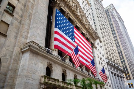 Téléchargez les photos : NEW YORK CITY, USA - MARCH 15, 2020:  New York Stock Exchange building at Wall Street in Manhattan, New York City, USA - en image libre de droit