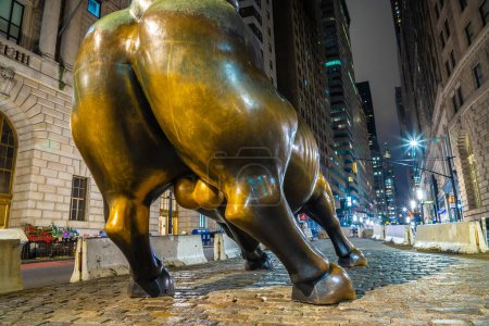 Foto de NUEVA YORK CITY, Estados Unidos - 15 de marzo de 2020: Cargando escultura Bull en la ciudad de Nueva York por la noche, Estados Unidos - Imagen libre de derechos