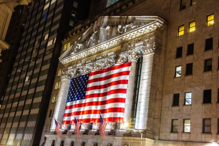 Foto de NEW YORK CITY, USA - MARCH 15, 2020: New York Stock Exchange building at Wall Street in Manhattan at night, New York City, USA - Imagen libre de derechos