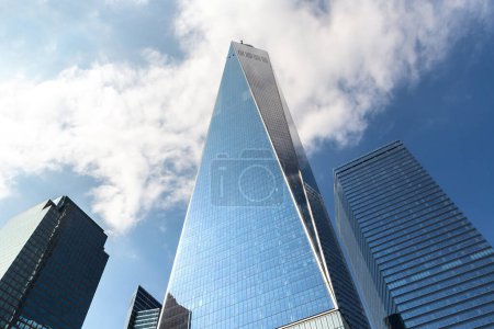Foto de NUEVA YORK CITY, Estados Unidos - 29 de marzo de 2020: Una torre del World Trade Center en Nueva York, NY, Estados Unidos - Imagen libre de derechos