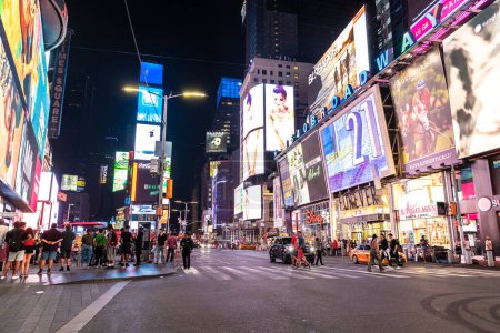 Foto de NUEVA YORK CITY, Estados Unidos - 15 de marzo de 2020: Times Square por la noche es un símbolo de la ciudad de Nueva York, Estados Unidos - Imagen libre de derechos